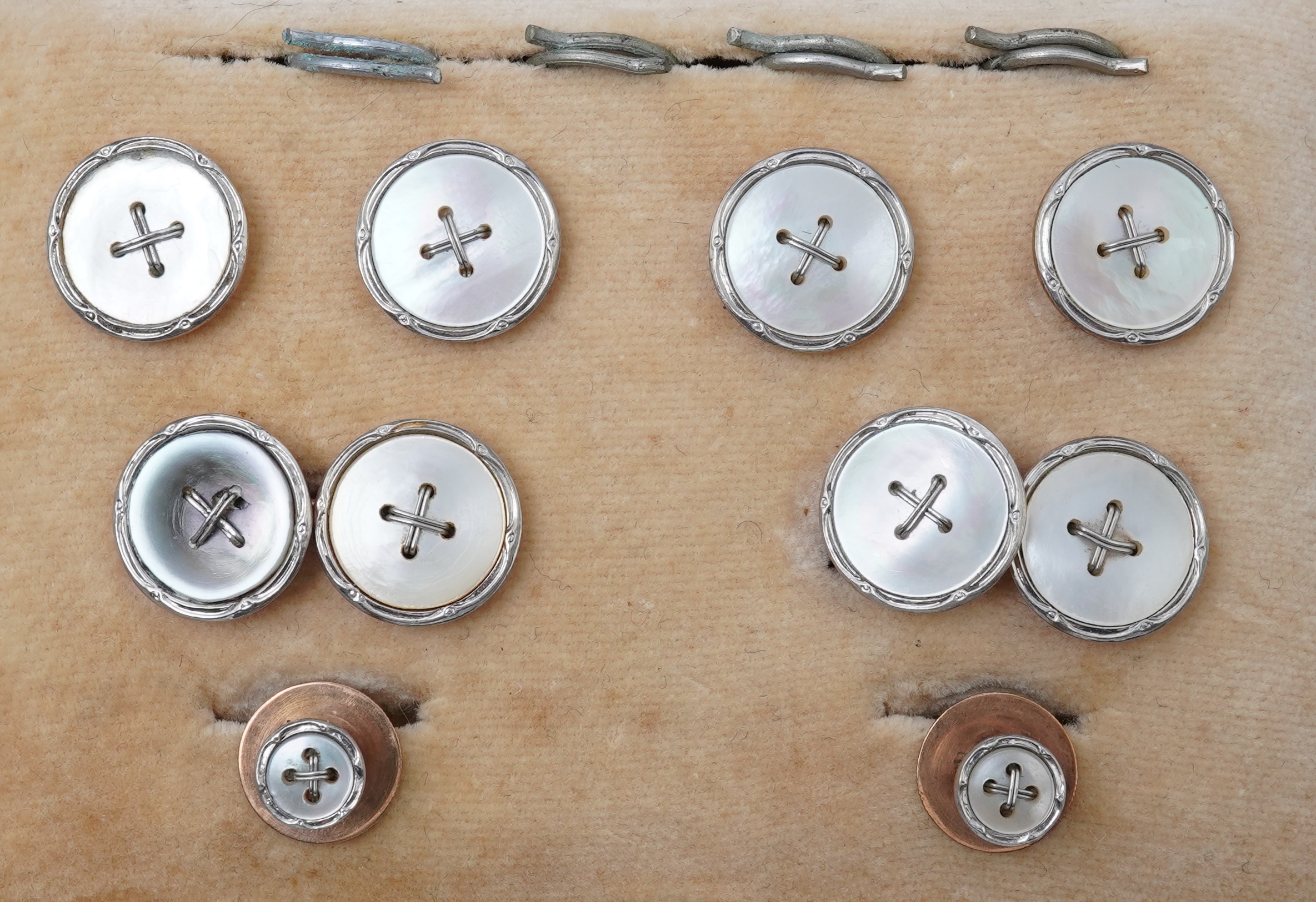 A set of 9ct gentleman's dress set cufflinks and button, retailed by Tessier